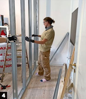 Byg selv walk-in closet: Afstanden mellem de lodrette skinner tjekkes Byg selv walk-in closet: Afstanden mellem de lodrette skinner tjekkes